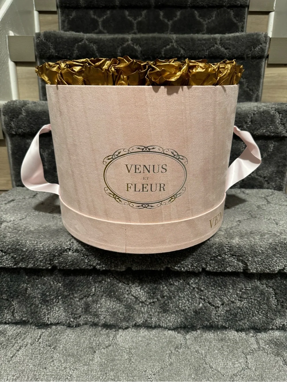 Venus et Fleur Gold Eternity Roses Large Round Blush Box